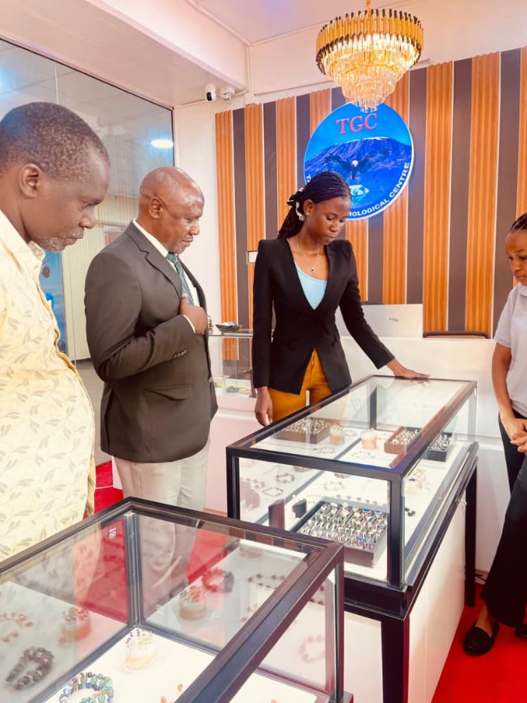 MBIBO ATEMBELEA MADUKA YA BIDHAA ZA MAPAMBO YA USONARA ARUSHA
