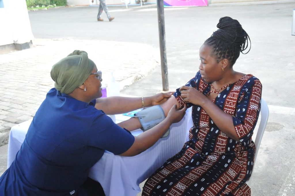 ZAIDI YA WANANCHI 100 WASHIRIKI UCHUNGUZI WA MOYO NA KUCHANGIA DAMU JKCI