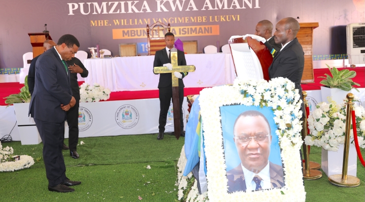 WAZIRI MKUU AONGOZA WAOMBOLEZAJI KATIKA IBADA YA KUMUOMBEA LUKUVI