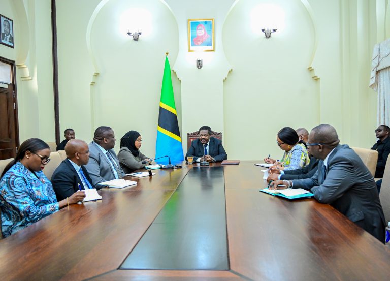MAKAMU WA RAIS AFANYA MAZUNGUMZO NA MABALOZI WATEULE