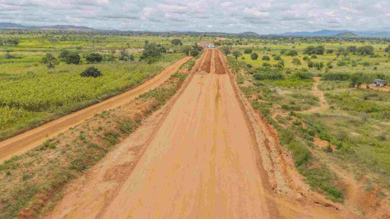 WAZIRI MKUU AKAGUA UJENZI WA BARABARA YA KIWANGO CHA LAMI YA NTYUKYA – MVUMI- KIKOMBO