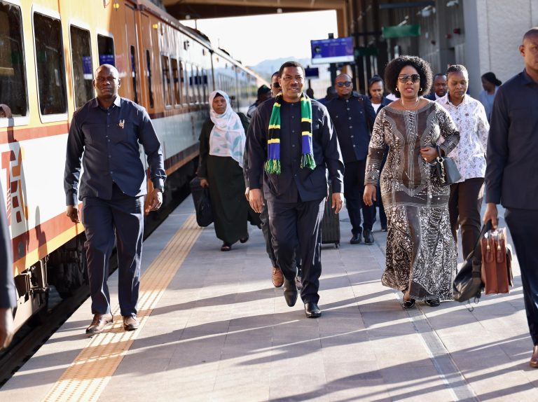 WAZIRI MKUU NDANI YA SGR AKITOKEA DODOMA KUELEKEA DAR