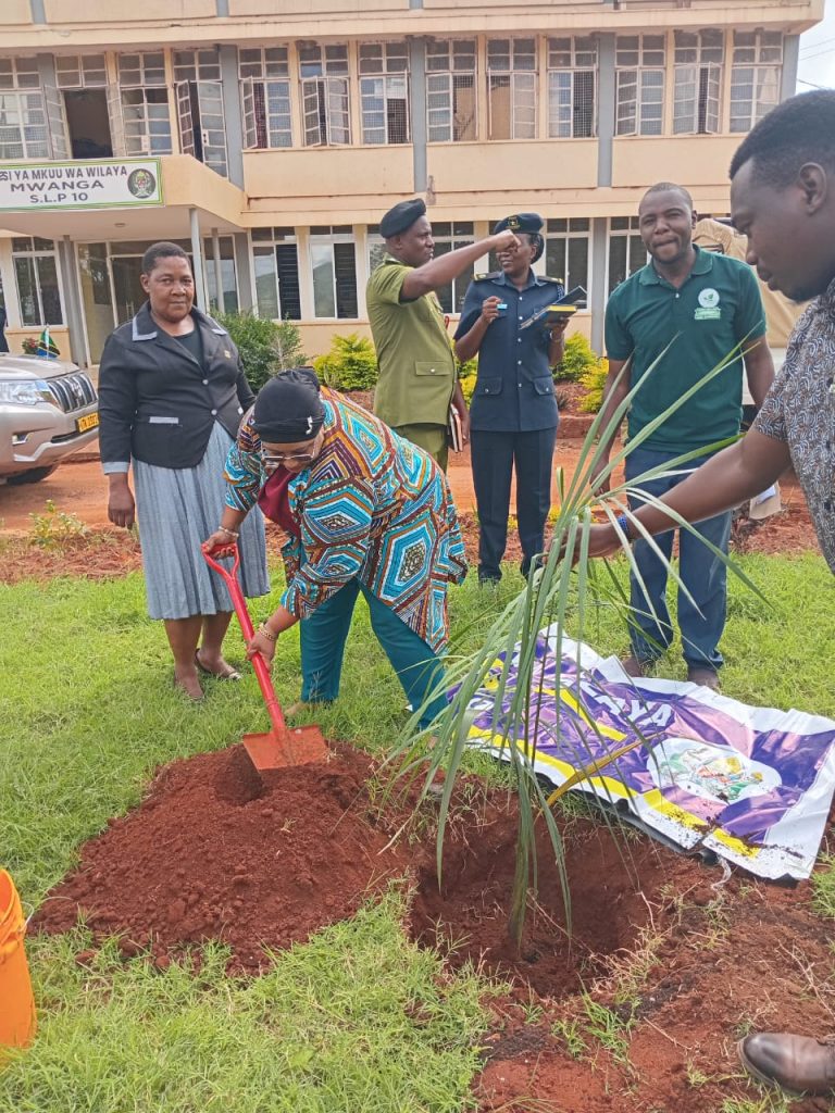 DC MWANGA AZITAKA TAASISI ZOTE KUWEKA KIPAUMBELE KATIKA UPANDAJI MITI KUKABILIANA NA ATHARI ZA MABADILIKO YA TABIANCHI