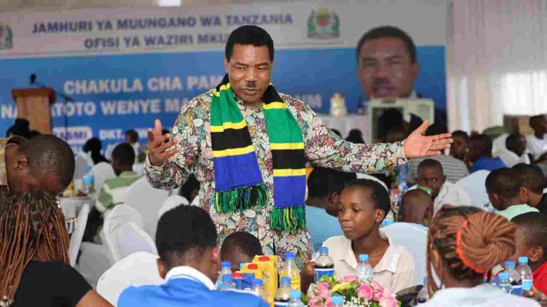 WAZIRI MKUU ASHIRIKI CHAKULA NA WATOTO WENYE MAHITAJI MAALUM, ASISITIZA UPENDO NA WAJIBU WA JAMII