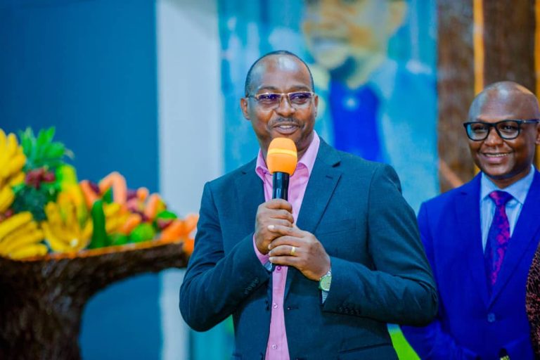 DC MPOGOLO AWAPONGEZA VIONGOZI WA DINI KWA KUIMARISHA AMANI NA MAENDELEO
