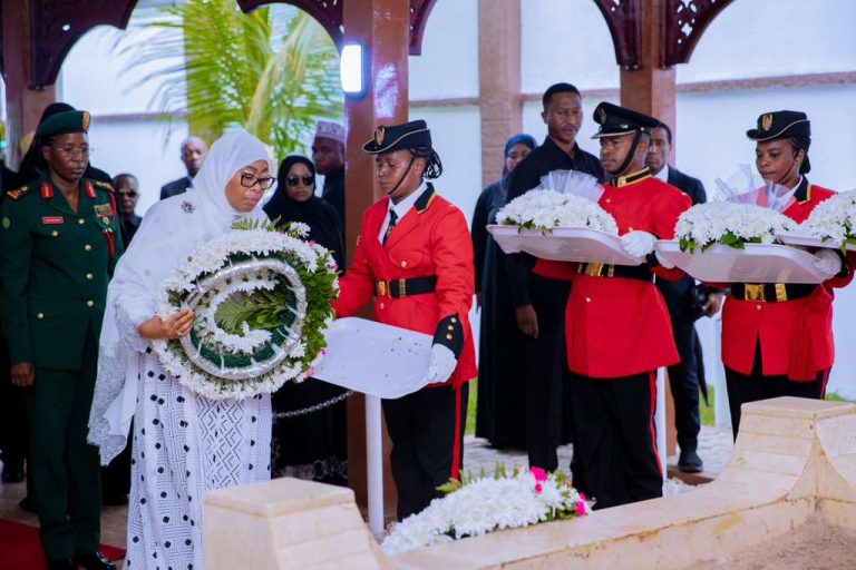 HABARI PICHA: RAIS SAMIA AKIWEKA SHADA KWENYE KABULI LA HAYATI KARUME