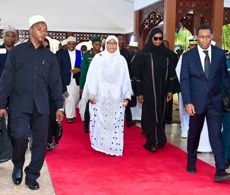 HABARI PICHA: VIONGOZI NA WANANCHI WASHIRIKI DUA YA KUMUOMBEA HAYATI KARUME
