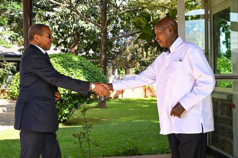 RAIS WA UGANDA MHE YOWERI MUSEVENI AKUTANA NA DKT JAKAYA MRISHO KIKWETE, RAIS MSTAAFU WA TANZANIA
