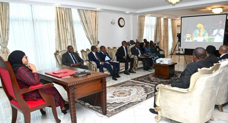 RAIS SAMIA ATUNUKIWA SHAHADA YA HESHIMA YA UDAKTARI YA CHUO KIKUU CHA JIMBO LA NASARAWA, KEFFI, NCHINI NIGERIA