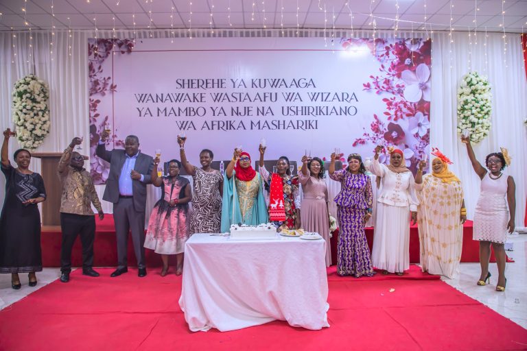 BALOZI MBUNDI APONGEZA UTHUBUTU NA UIMARA WA KIKUNDI CHA ‘NJE WOMEN’