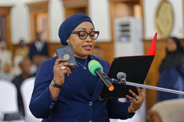 RAIS DKT. MWINYI AWAAPISHA WAKUU WA WILAYA WAPYA IKULU ZANZIBAR