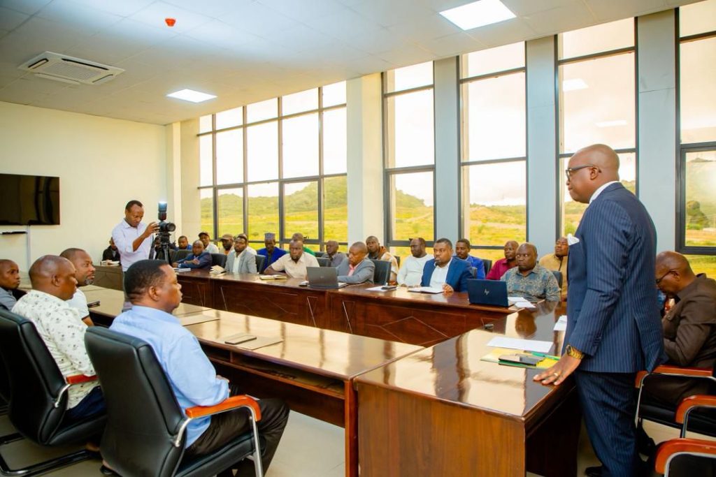 WAZIRI MAVUNDE AELEKEZA KUSIMAMISHWA KWA SHUGHULI ZA UCHIMBAJI BUSULWANGILI-KAHAMA