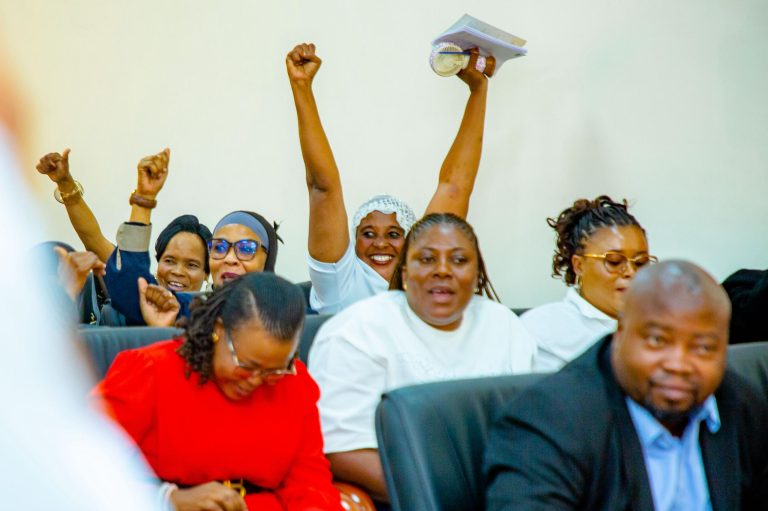 WACHIMBAJI MADINI WANAWAKE WASHAURIWA KUFANYA SHUGHULI ZA MADINI CHINI MWAMVULI MMOJA
