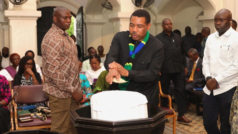 WAZIRI MKUU ASHIRIKI IBADA YA JUMAPILI KATIKA KANISA LA KKKT (DMP), USHARIKA WA AZANIA FRONT