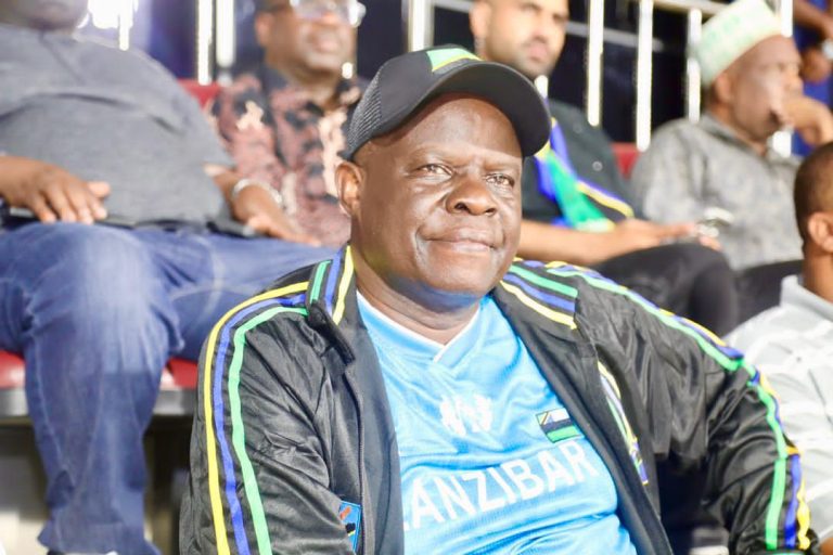 KATIBU MKUU OFISI YA MAKAMU WA RAIS MAZINGIRA ASHUHUDIA  MCHEZO WA YANGA NA AZAM