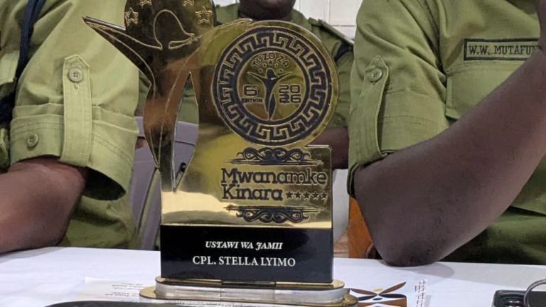CPL STELLA LYIMO AKABIDHI TUZO KWA RPC MUTAFUNGWA