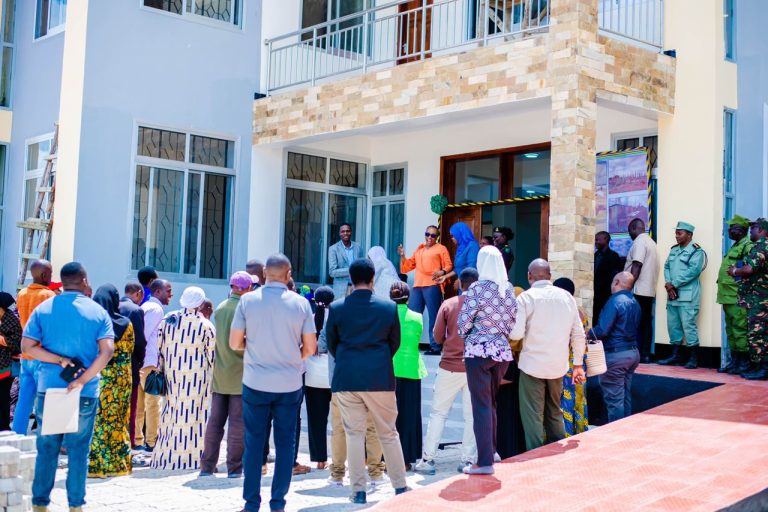 DC MWEMA AKABIDHIWA RASMI NA RC SENDIGA JENGO LA OFISI 