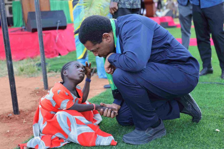 WAZIRI MKUU ATETA NA MWENYE MAHITAJI MAALUM
