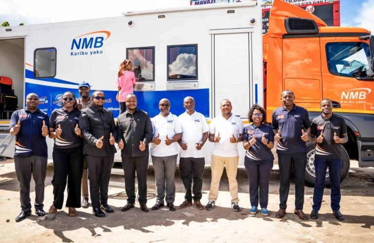 WAKAZI WA DAR WAIPONGEZA NMB IKIZINDUA HUDUMA YA MATAWI YANAYOTEMBEA