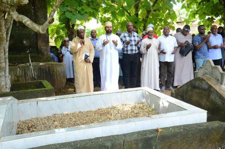 MHE. NADIR AZURU NA KUOMBA DUA KABURI LA ALIYEKUWA LUTENI KANALI SAIDI IDDI BAVUAI.