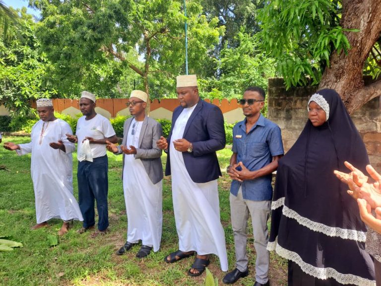 MHE. SHAABAN AZURU NA KUSOMA DUA KABURI LA ALIEKUWA BRIGEDIA JENERALI MSTAAFU MAREHEMU YUSSUF HIMID MAFTAH