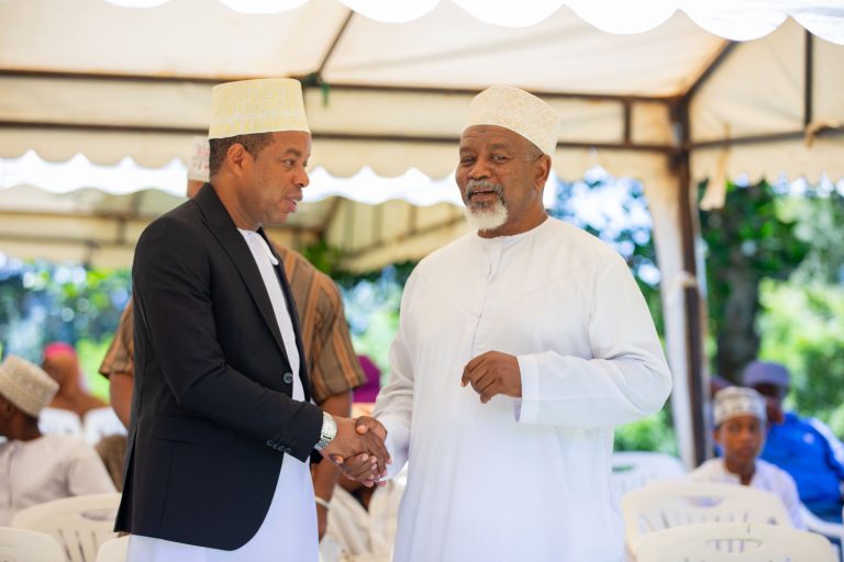 WAZIRI MASOUD ATEMBELEA NA KUOMBA DUA KABURI LA MAREHEMU SHEIKH ABOUD JUMBE MWINYI MIGOMBANI