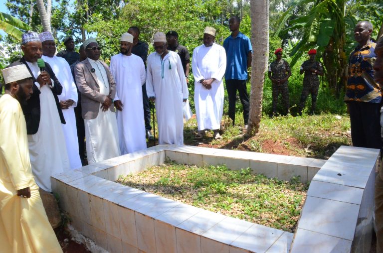 MHE. KITWANA AFANYA ZIARA NA KUSOMA DUA KABURI LA MAREHEMU HAMID AMEIR ALI DONGE WILAYA YA KASKAZINI B UNGUJA