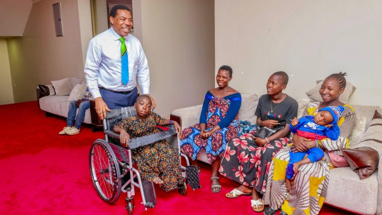 WAZIRI MKUU ATIMIZA AHADI YA KUMPATIA KITIMWENDO HELENA JOSEPH