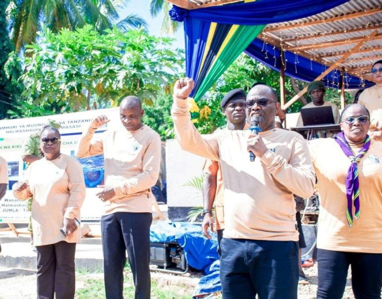 DKT. AKWILAPO KUWAUNGA MKONO VIJANA WANAOTENGENEZA SAMANI MASASI