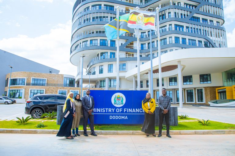 MAAFISA WIZARA YA FEDHA ZANZIBAR WAFURAHIA JENGO JIPYA LA WIZARA YA FEDHA MTUMBA