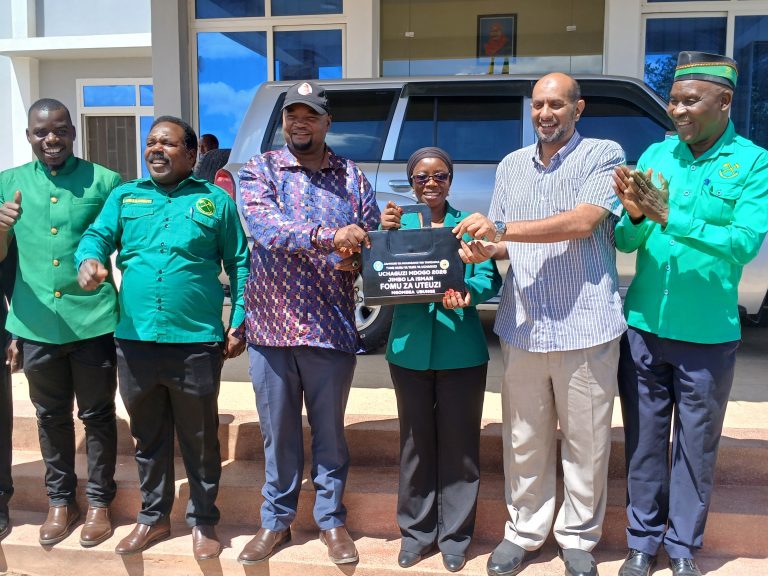 TUME HURU YA TAIFA YA UCHAGUZI YAMKABIDHI FOMU MGOMBEA UBUNGE JIMBO LA ISMANI