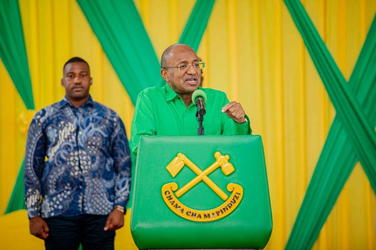 DK.MWINYI: AWAPIGA MSASA VIONGOZI WA CCM.