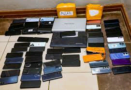 MWANAUME ALIYEDAIWA KUIBA SIMU ASAHAU NJIA YA KUTEMBELEA AANZA KUTAMBAA BARABARANI