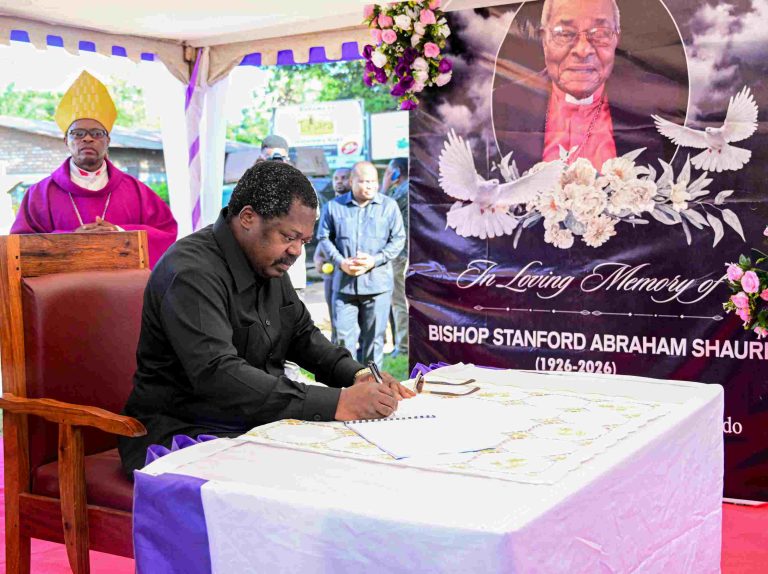 HABARI PICHA: MAKAMU WA RAIS AWASILI WILAYANI NYASA KUSHIRIKI IBADA YA MAZISHI YA ASKOFU SHAURI