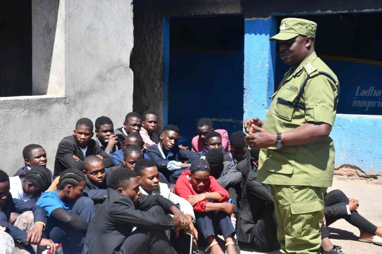 WATU SABA MBARONI KWA KUWATAPELI VIJANA SHILINGI 81,500,000/=