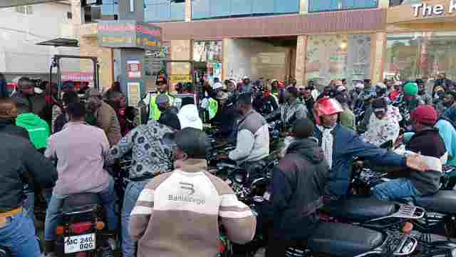 AGAWA MAFUTA KWA BODABODA 100 KUHAMASISHA UZALENDO