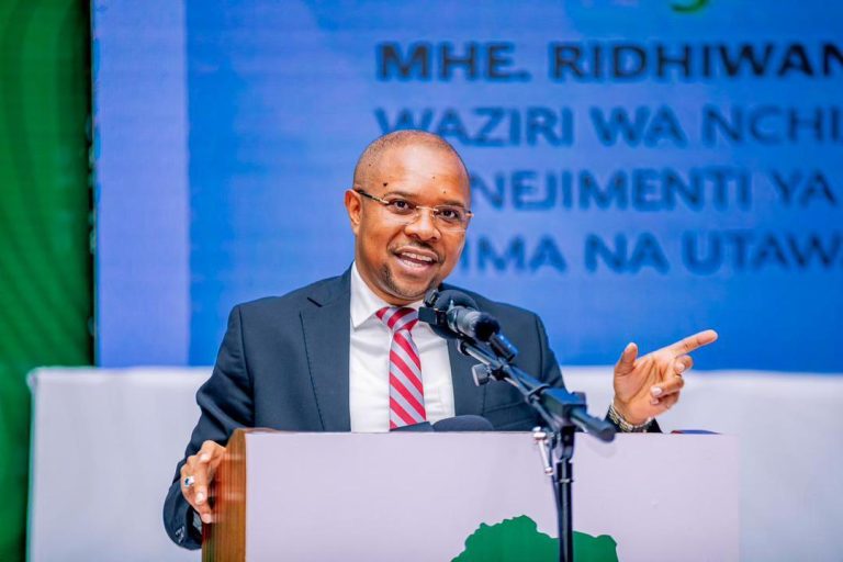RAIS SAMIA ANAENDELEA KUPELEKA FURAHA NA NEEMA KWA WATUMISHI WA UMMA TANZANIA – KIKWETE