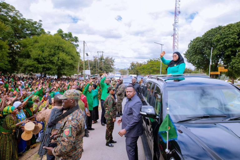 HABARI PICHA: DKT. SAMIA AKISALIMIANA NA WANANCHI CHAMWINO BAADA YA KIKAO CHA SHINA NAMBA 1