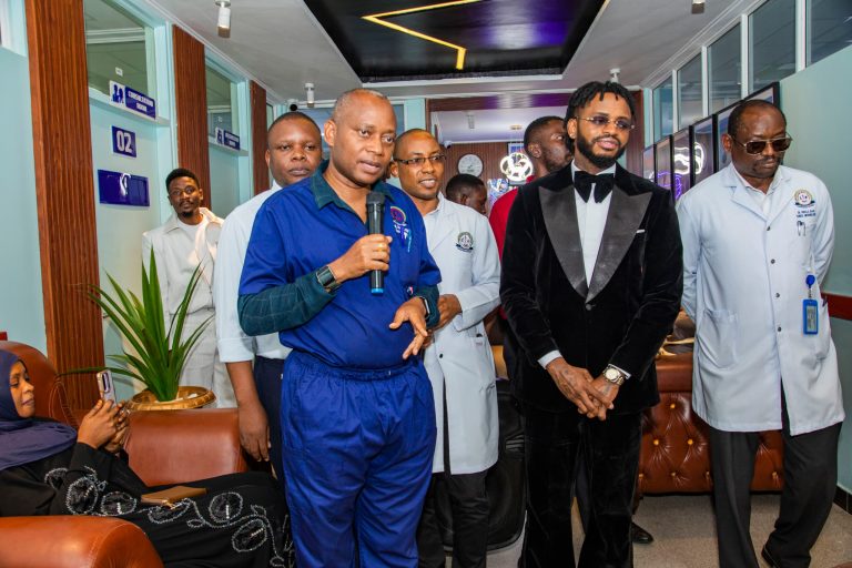 DIAMOND ASHANGAZWA NA UKUBWA WA BMH, AAHIDI KUWA BALOZI WA HUDUMA ZA KIBINGWA