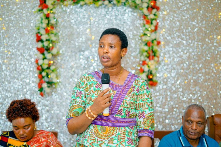 NAIBU WAZIRI REGINA ACHANGIA MIFUKO 100 YA SARUJI DAREDA 