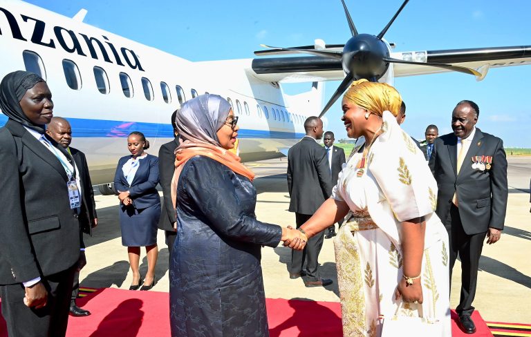 RAIS SAMIA AWASILI UGANDA, KUHUDHURIA UAPISHO WA MUSEVENI