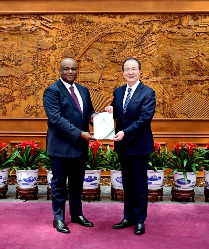 BALOZI SULEIMAN AZUNGUMZA NA WAZIRI WA MAMBO YA NJE WA CHINA