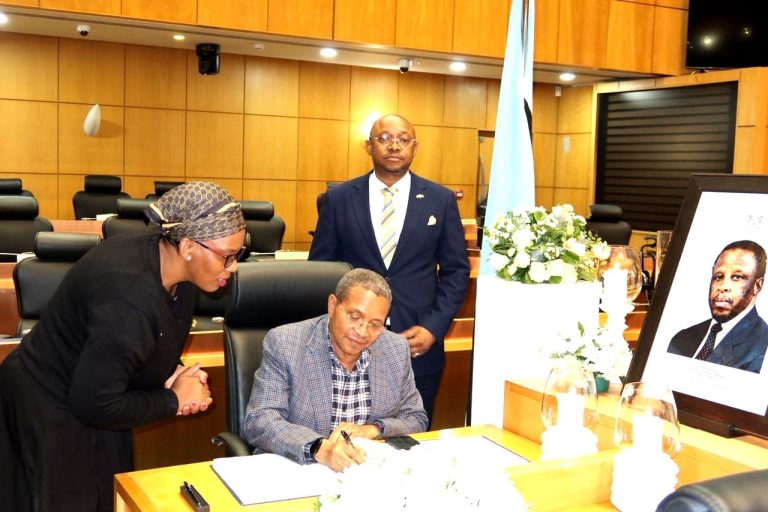 RAIS MSTAAFU DKT. JAKAYA MRISHO KIKWETE AWASILI BOTSWANA KUMWAKILISHA RAIS SAMIA KATIKA MAZISHI YA HAYATI FESTUS MOGAE