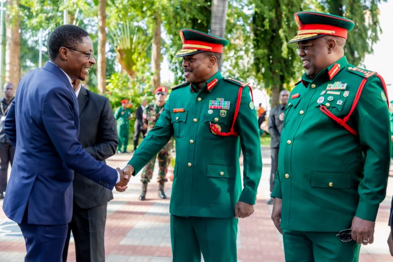 WAZIRI DKT. NYASAHO AWASILI BUNGENI TAYARI KWA UWASILISHAJI BAJETI YA WIZARA YA ULINZI 
