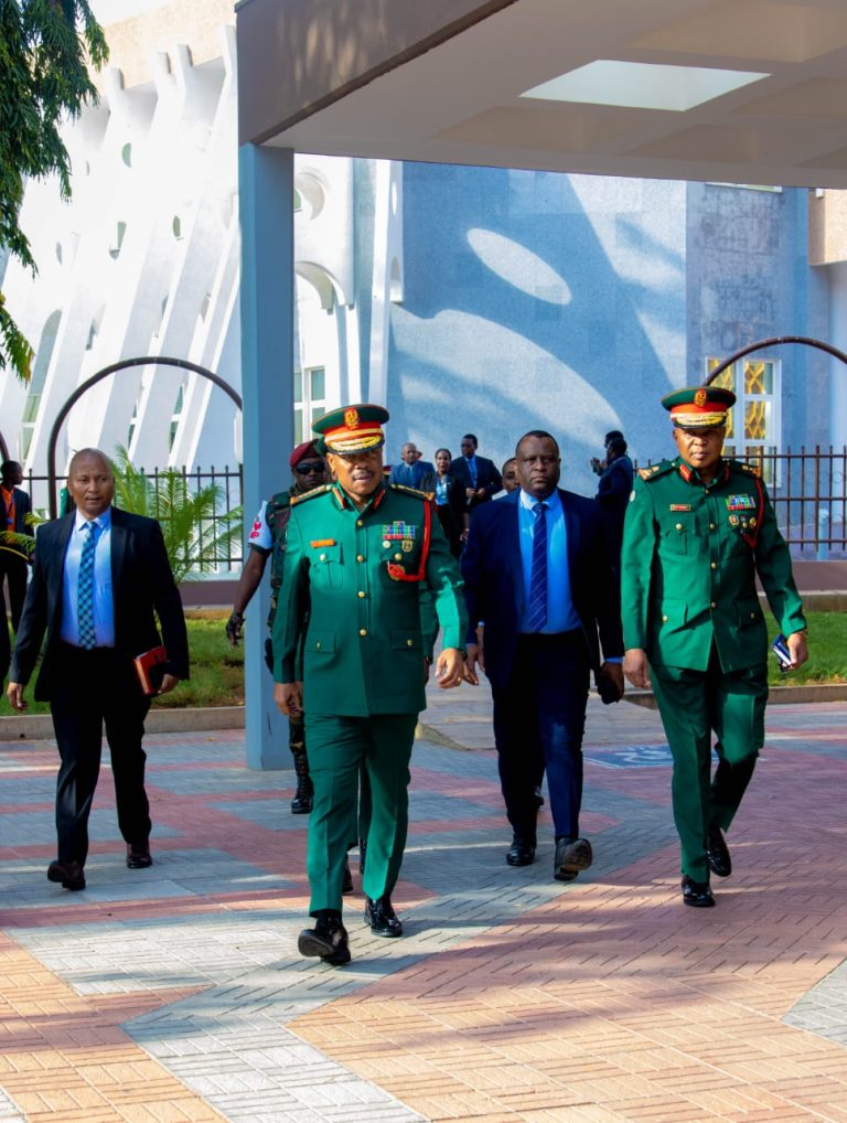 JENERALI MKUNDA AKIWASILI BUNGENI KUSHUHUDIA UWASILISHAJI BAJETI YA WIZARA YA ULINZI