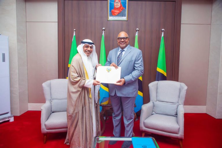 WAZIRI KOMBO APOKEA NAKALA ZA HATI ZA UTAMBULISHO KUTOKA KWA BALOZI MTEULE WA KUWAIT