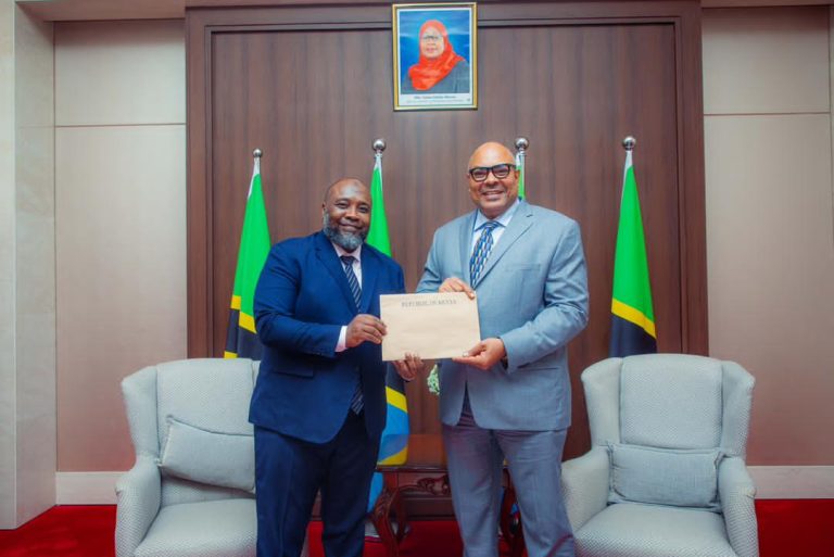 WAZIRI KOMBO APOKEA HATI ZA UTAMBULISHO KUTOKA KWA KONSELI MKUU WA KENYA NCHINI