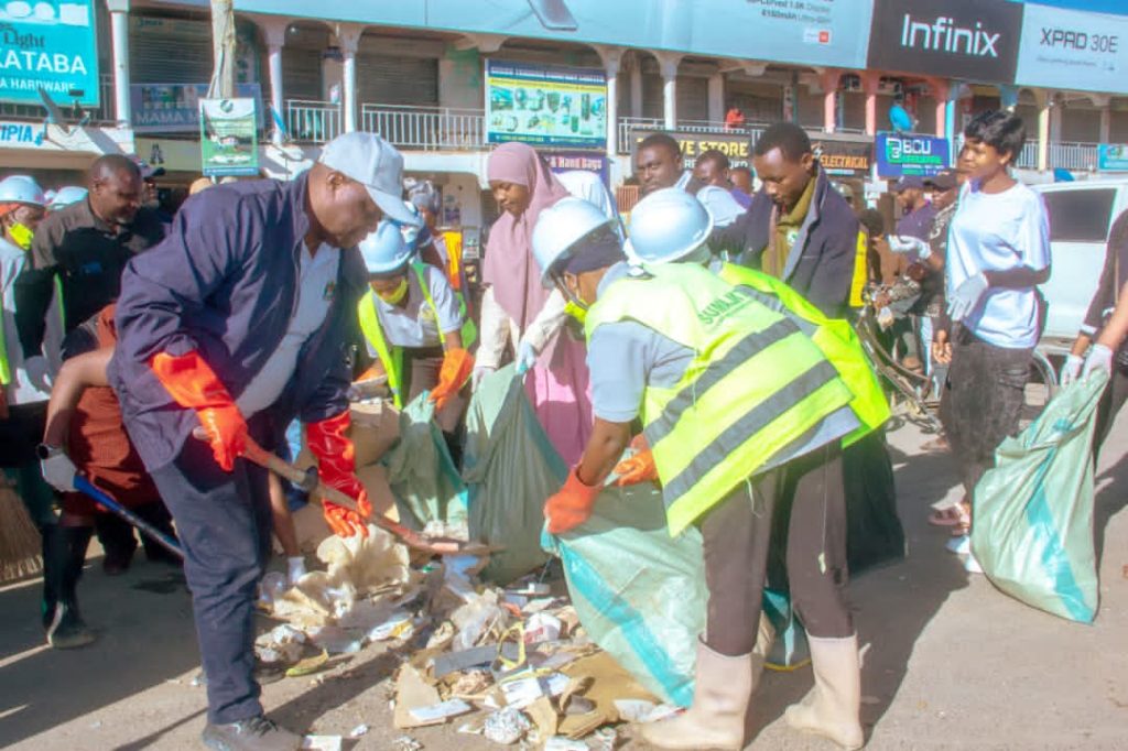 KATIBU MKUU OFISI YA MAKAMU WA RAIS MAZINGIRA SHIRIKI KUFANYA USAFI STENDI YA KABWE JIJINI MBEYA