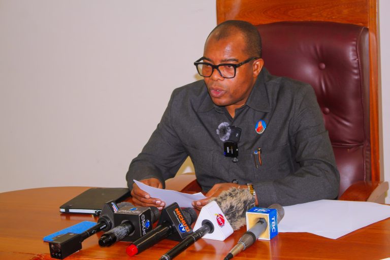 MKOMI AWAONYA WAKURUGENZI WANAOZUIA BARUA ZA UHAMISHO