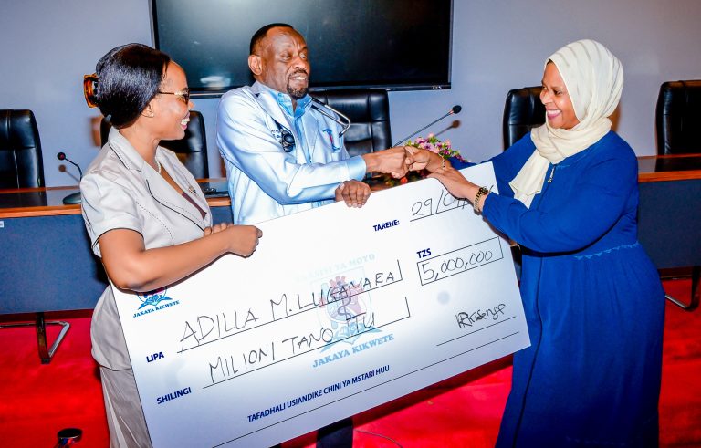 DKT. KISENGE AWAPONGEZA WAFANYAKAZI JKCI, ASISITIZA UFANISI NA WELEDI KAZINI